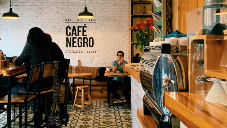 Café y negocios cafeterías exitosas y tendencias empresariales.